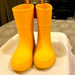 Size 7-8 yellow rain boots by Totes